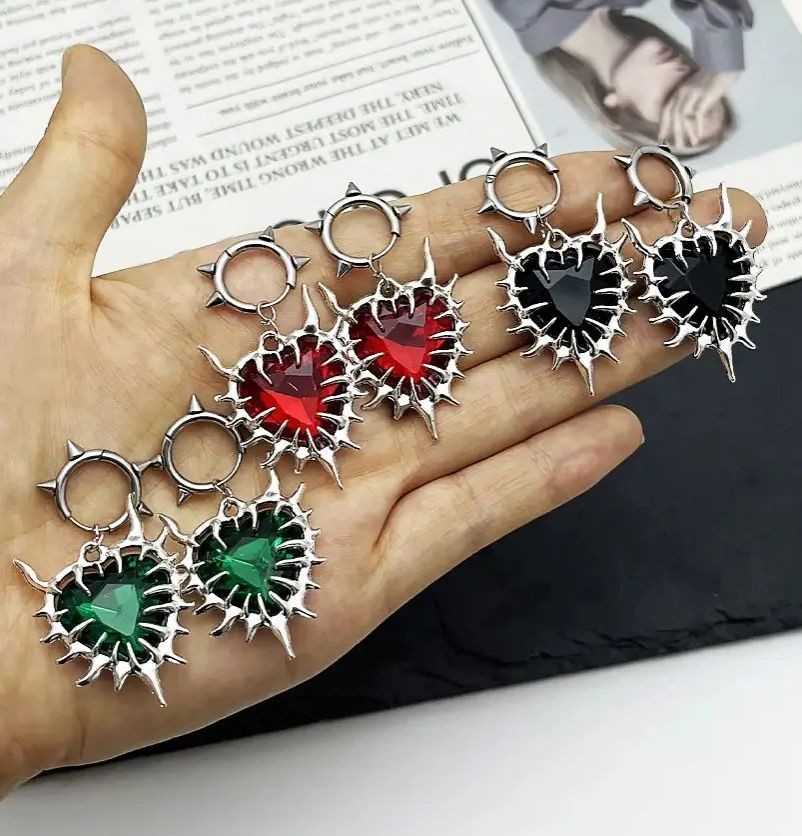 1 Pair Gothic Red Spiky Heart  - Women'S Fashion Edgy のレビューと価格