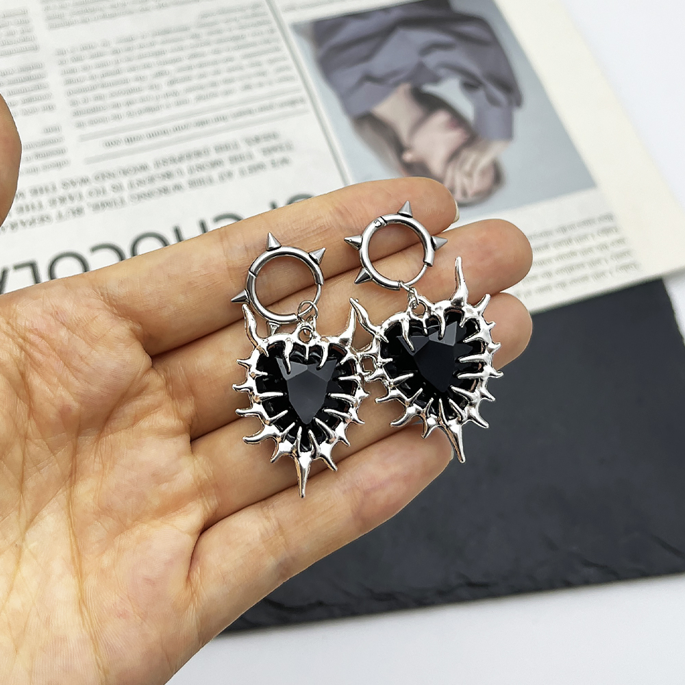 1 Pair Gothic Red Spiky Heart  - Women'S Fashion Edgy のレビューと価格